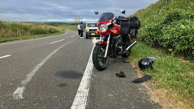 道路わきに止めたオートバイ