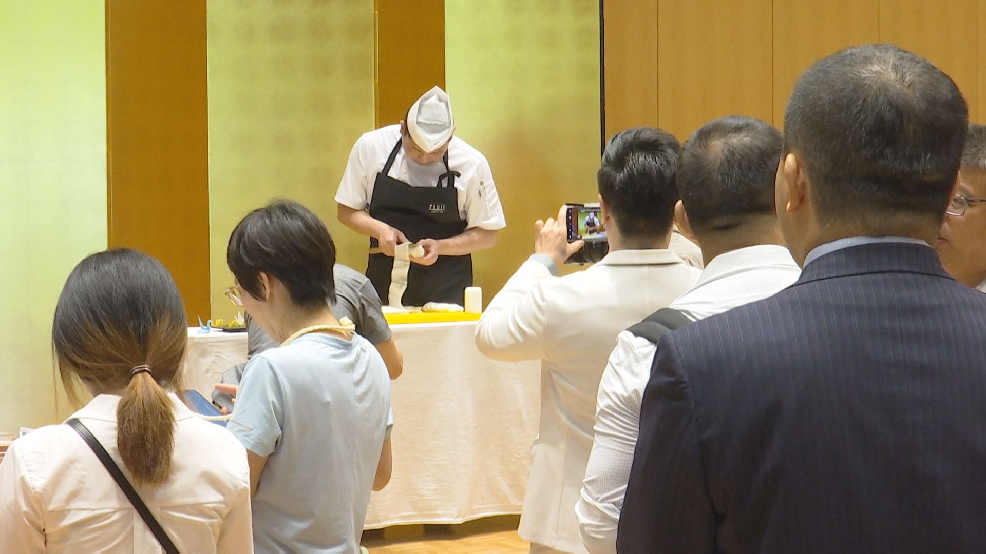 中国の日本大使館で日本食をPR 公邸料理人が日本料理の包丁技術「桂
