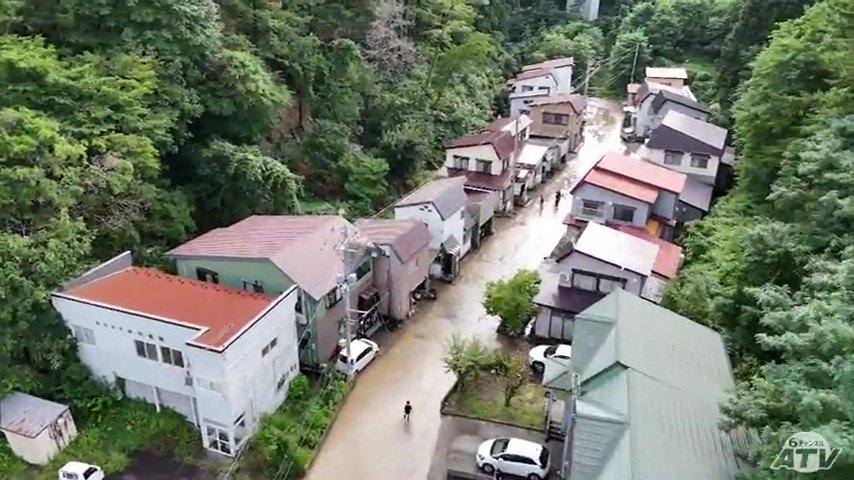 記録的な大雨となった青森県鰺ヶ沢町 “豪雨”で道路が裂けた地区は「開