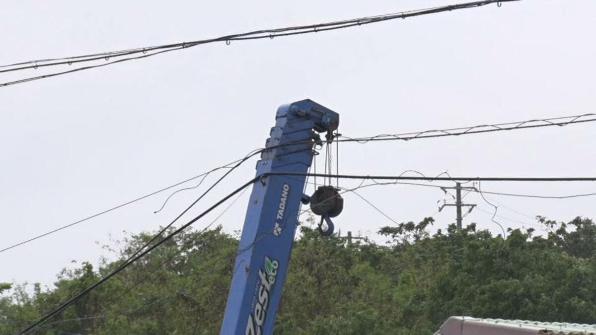 「ブーム」を上げたまま走ったか　クレーン車が電線に接触、一時国道が通行止めに　…