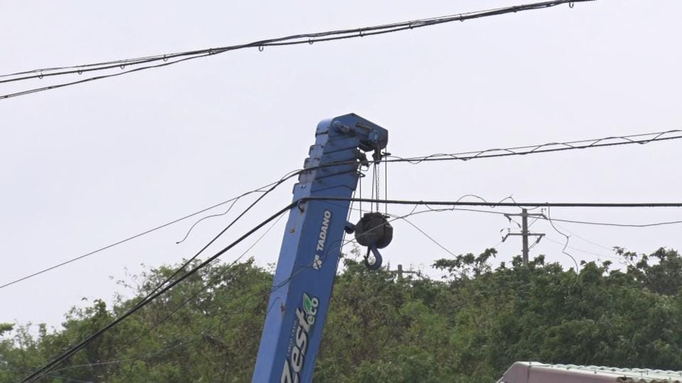 「ブーム」を上げたまま走ったか　クレーン車が電線に接触、一時国道が通行止めに　本部町