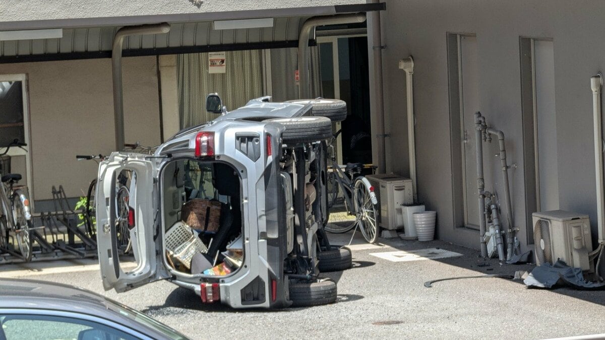 マンション駐車場で車が壁に衝突して横転　ガス管を損傷、一時周辺で交通規制　運転の80代男性を搬送　大分