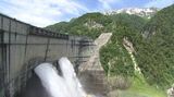 緑の渓谷に流れ落ちる豪快な水しぶき　虹のアーチに外国人観光客も歓声　黒部ダムで観光放水始まる|TBS NEWS DIG