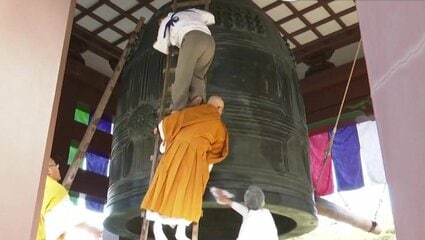 除夜の鐘」準備万端 世界最大級37.5トンの大梵鐘を僧侶が磨く 熊本