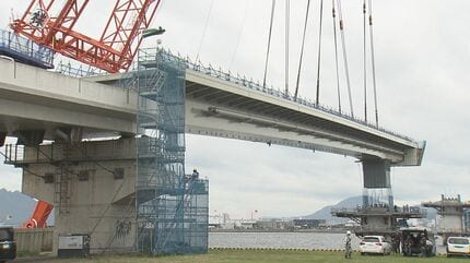 長さ113.9メートル、重さ640トンの巨大な橋げたを橋脚に設置