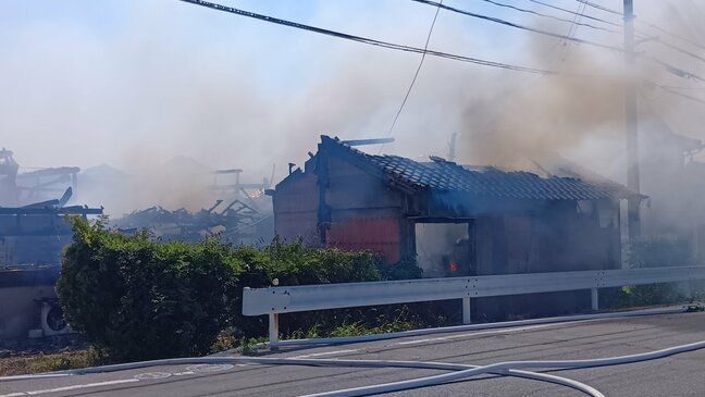 「住宅の風呂場から煙が見える」住宅と隣接の倉庫が全焼…男性(70代)がやけどで病院に搬送 (山口)|TBS NEWS DIG