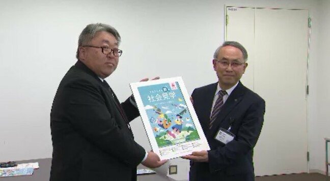 キャリア教育に役立てて…地元企業や団体を紹介する冊子を長野・安曇野市などの小学生に贈呈「子どもたちが地元企業を選ぶきっかけになれば…」|TBS NEWS DIG