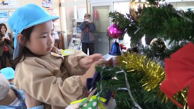 園児たちが盛駅のクリスマスツリーを飾り付け　イルミネーション点灯式も　岩手・大船渡市|TBS NEWS DIG