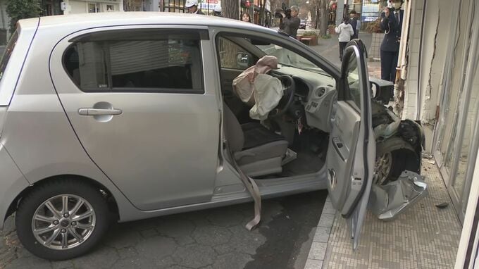 高齢女性運転の軽乗用車が事務所に突っ込む…女性は軽傷見込み　事務所内の人にけがなし　山口|TBS NEWS DIG