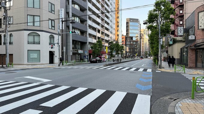 バイクと乗用車の事故　バイクに乗っていた男性死亡　車がUターンをしようとしていたところに衝突　東京・中央区|TBS NEWS DIG