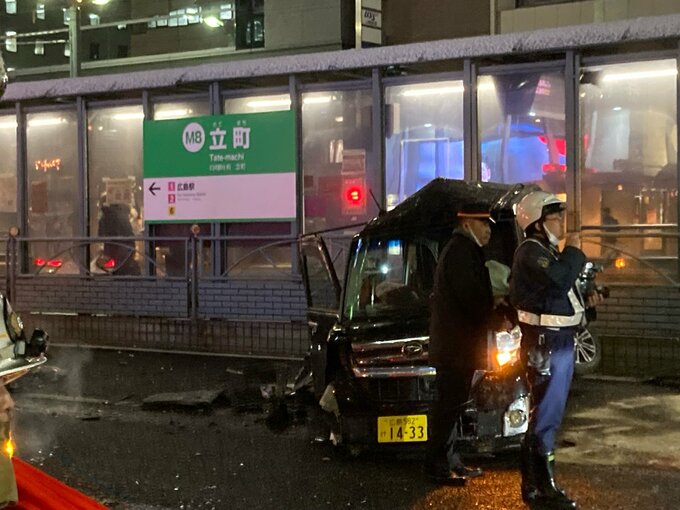 軽乗用車が路面電車の電停に衝突　はずみで路線バスにも衝突　けが人はなし　広島・中区　|　RCC NEWS | 広島ニュース | RCC中国放送