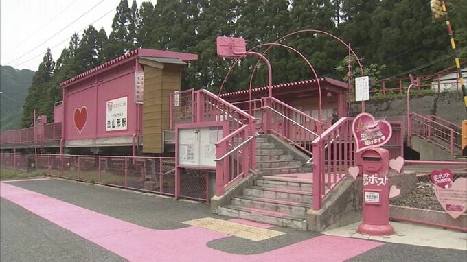 呂布カルマさんのX投稿「何だこの駅...気持ちわりぃ...」で物議　ピンクの駅舎、鉄道会社の受け止めは？　|　BSSニュース | BSS山陰放送