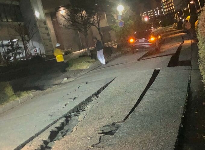 【地震】市役所横の道路 20センチ隆起か 亀裂の情報も　富山市役所周辺　|　富山のニュース｜天気・防災｜チューリップテレビ