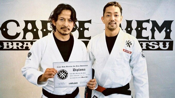 【岡田准一】「黒帯、修羅の道」ブラジリアン柔術の黒帯に昇格　世界王者より授与され決意と感謝|TBS NEWS DIG