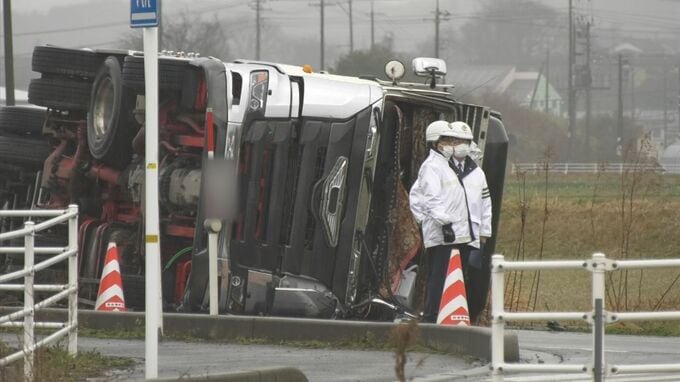 「トラックが横転している」　大型トラックが横転、運転の男性は軽症見込み　|　BSSニュース | BSS山陰放送