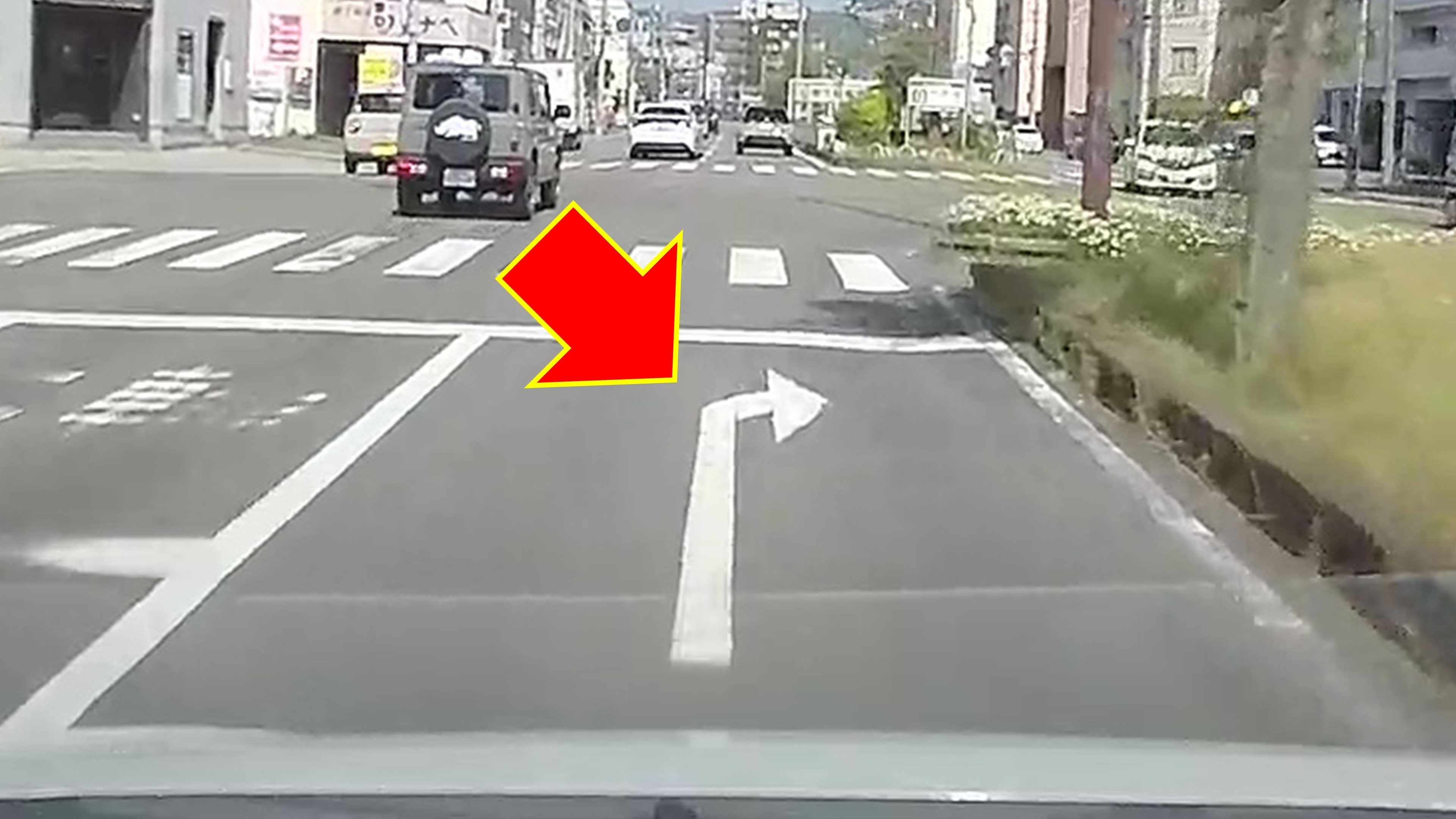 路面の「白矢印」無視は交通違反？意外と知らない見分け方を警察に聞い