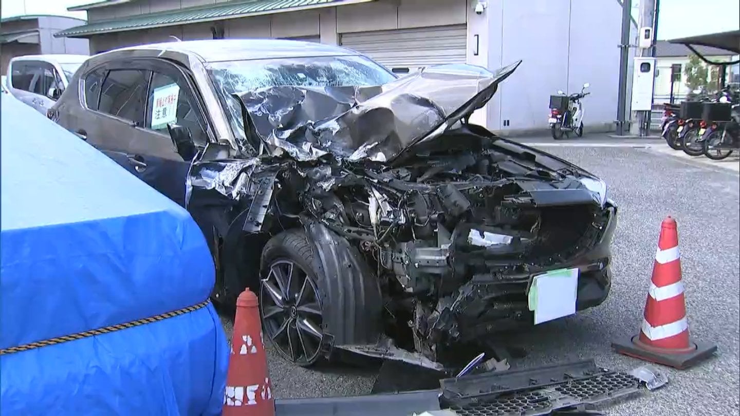 岡山市南区の国道交差点で乗用車と大型トラックが正面衝突 乗用車の