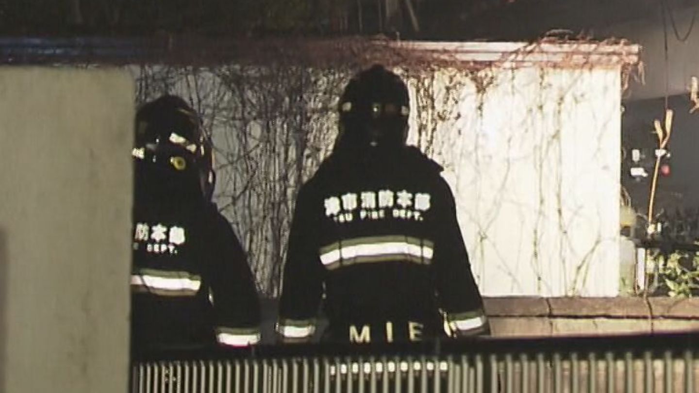 木造2階建て住宅の焼け跡から性別不明の遺体を発見　連絡が取れていない1人暮らしの住人男性（46）か