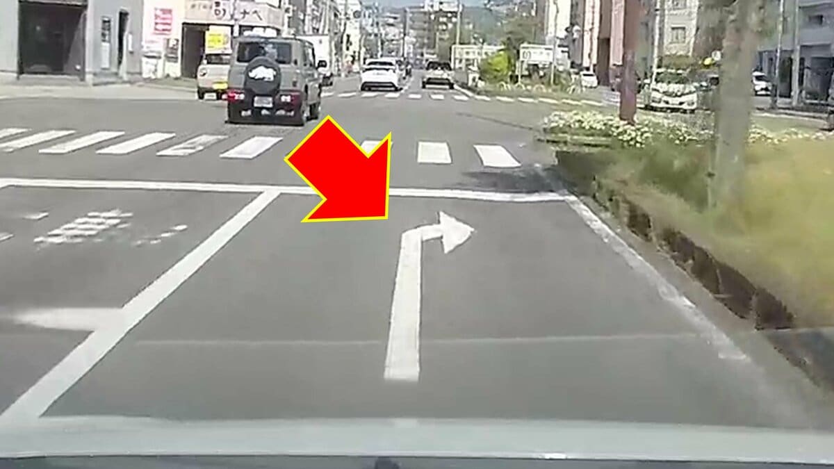路面の「白矢印」無視は交通違反？意外と知らない見分け方を警察に聞いてみると…