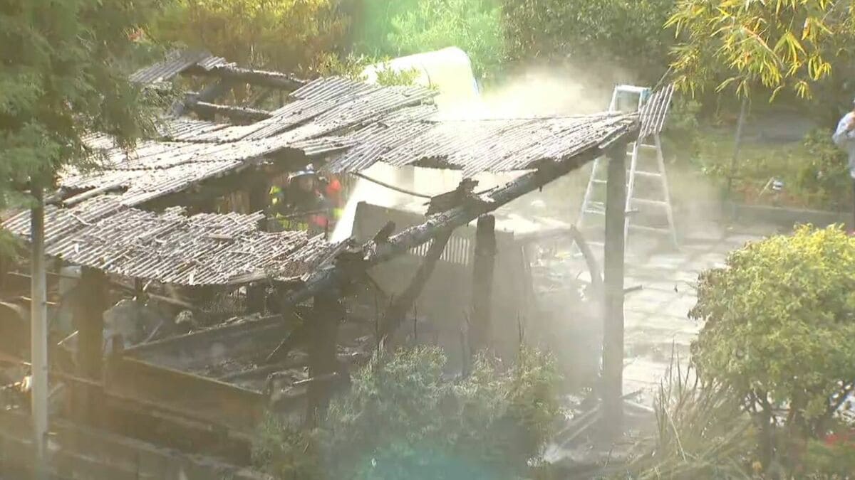 「小屋が燃えている」トラックや農機具を置いていた倉庫1棟全焼　鹿児島市