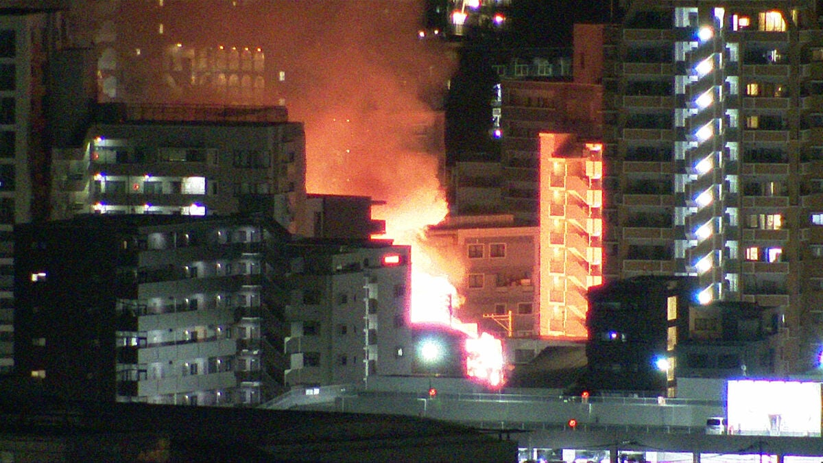 玄関から炎と煙が見える」福岡市中央区六本松で火災 消防車など21台
