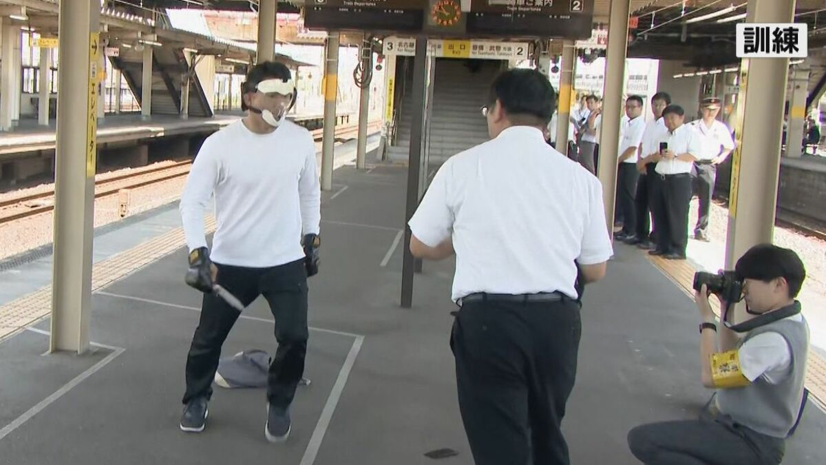 手には刃物…“通り魔”想定した訓練  警察が犯人取り押さえ 救急隊はトリアージ行う スポーツの祭典「アジア大会」に向け て 名古屋のJR笠寺駅