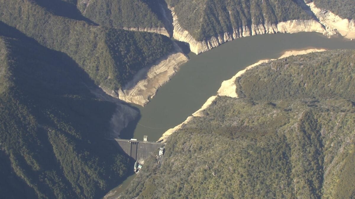 このままだと3月には貯水率が0%に? 愛知･新城市の宇連ダム いまの貯水率は6.8% 水面は満水時より40メートルも低く