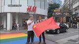 台湾が日本人2人を強制退去 台北市内の繁華街で中国国旗掲げ「台湾は中国のものです。以上、謝謝」|TBS NEWS DIG