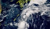 【台風情報】台風23号「ナクリー」南大東島から奄美大島近海へ 北上しながら勢力強まる見込み 12日には中心気圧985hPaまで急降下の予測【雨と風のシミュレーション】 | 富山のニュース|天気・防災|チューリップテレビ