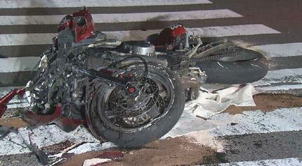 交差点でUターンしていた軽乗用車にバイク2台衝突 バイクの男性1人