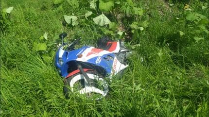 1000㏄と250㏄クラスのオートバイが絡む事故 2台とも路外逸脱 男性