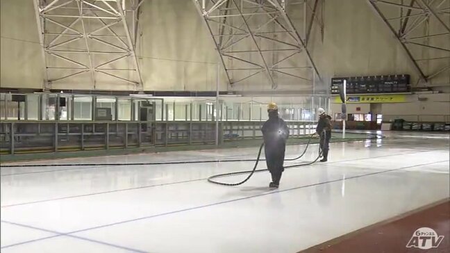 24時間体制で1ミリずつ丁寧に　青森市のスケート場でリンクの製氷作業進む「気泡の入らない透き通ったきれいな氷を」　青森市|TBS NEWS DIG