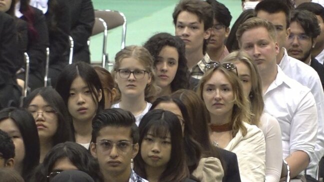 1009人が入学　新入生の夢の実現に向けた学びが始まる　留学生が多く三か国語で式典　山梨学院大学で入学式　|TBS NEWS DIG