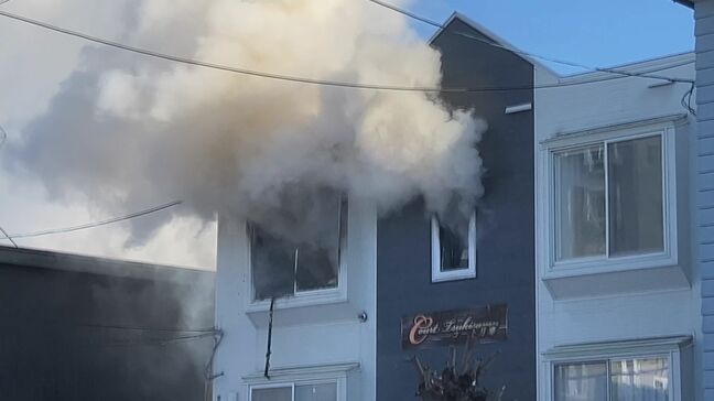 【速報】札幌市内の3階建てアパートから出火　建物から煙が噴出　居住者とみられる男性1人が病院搬送　意識あり|TBS NEWS DIG