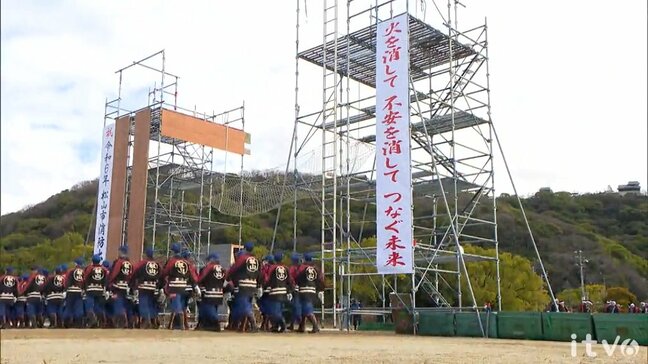 伝統のはしご乗りなど披露 松山市で消防の「出初式」（愛媛）|TBS NEWS DIG