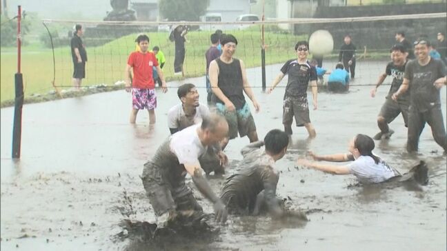 田植え前の恒例行事 都城市高崎町でどろんこバレーボール祭|TBS NEWS DIG