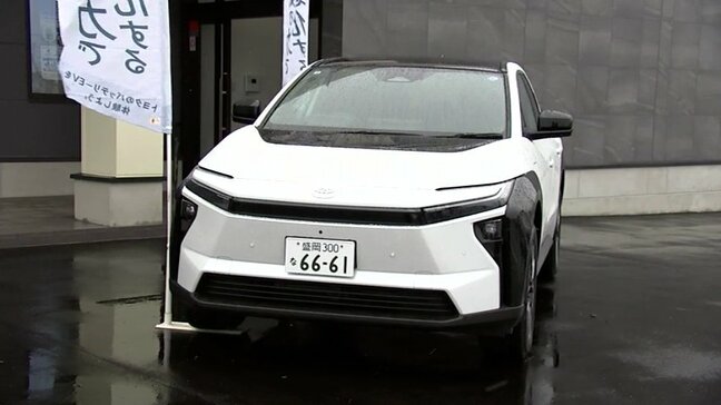 最新電気自動車「bZ4X」矢巾町へ贈呈 トヨタカローラ岩手が企業版ふるさと納税を活用して寄付|TBS NEWS DIG