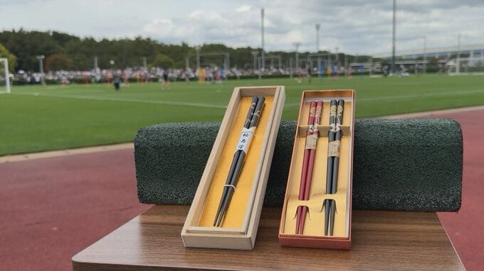サッカー日本代表の被災地支援に「応援返し」ワールドカップ北中米3か国大会前に輪島塗の箸をプレゼント|TBS NEWS DIG