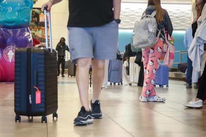 飛行機でパジャマはアリかナシか－米運輸長官の呼び掛けが議論喚起