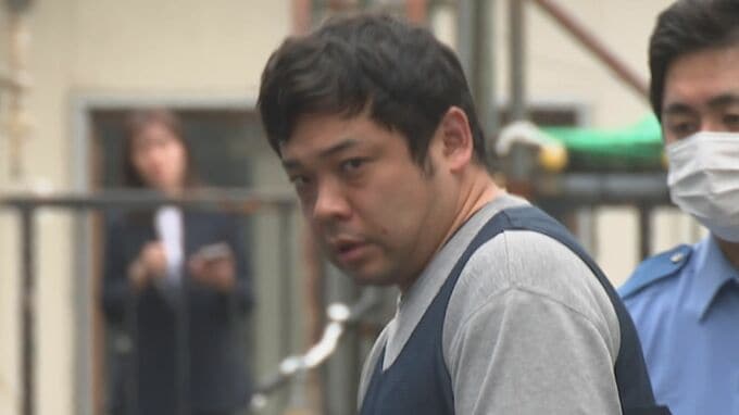 勤務先の高校で女子生徒のスカートにスマホを…6月に逮捕された事件の余罪捜査で発覚　38歳元教諭の男を再逮捕「私がやったことに間違いありません」|TBS NEWS DIG