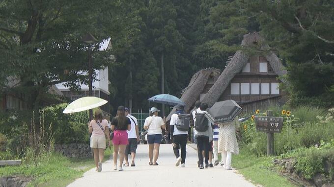 お盆休みも後半へ…コロナ禍以降過去最多！世界遺産・相倉合掌造り集落のにぎわい　|　富山のニュース｜天気・防災｜チューリップテレビ