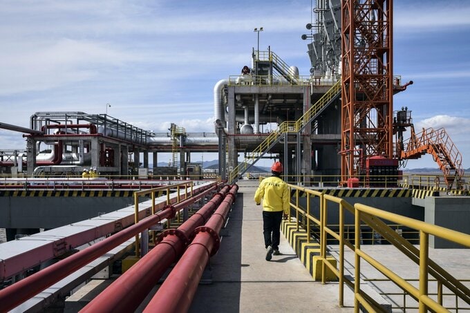 中国のLNG輸入、冬場も低迷する見通し－9月まで11カ月連続減少