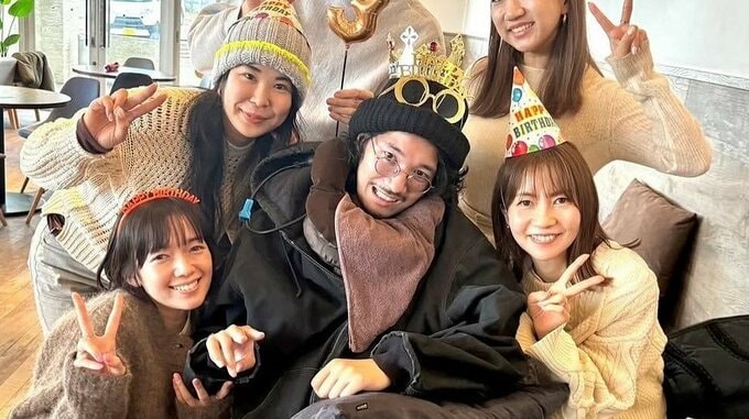 【脳出血で療養中】清原翔さん「誕生日お祝いしてもらいました」佐藤栞里さんら友人と笑顔で記念撮影|TBS NEWS DIG