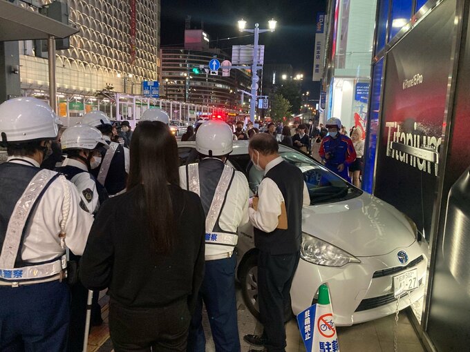 「前の人がひかれそうで間一髪だった」繁華街の歩道に車が乗り上げ店舗に衝突　車とぶつかったタクシーの乗客など2人けがも歩行者にけがなし　“右直事故”のはずみか　広島　|　RCC NEWS | 広島ニュース | RCC中国放送