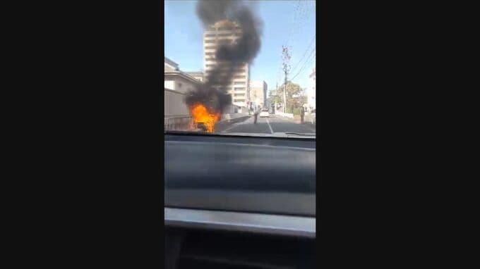なぜ？路上に止めたミニバイクから立ち上る大きな炎　ドライブレコーダーがとらえた炎と黒煙　|　BSSニュース | BSS山陰放送