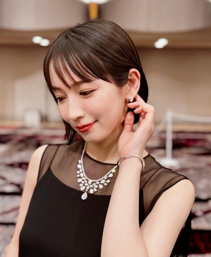 【 吉岡里帆 】　黒ドレス姿のオフショット　「新しい役で髪切りましたっっっスースーします」　ファン反響　「♥里帆さんショートも魅力的」|TBS NEWS DIG