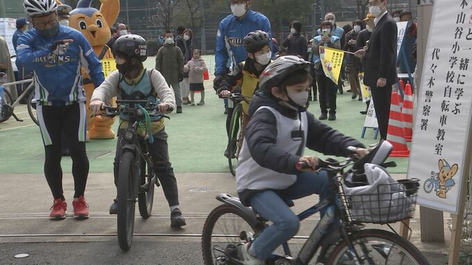 警視庁の“特別部隊”が小学生に自転車の安全呼びかけ　4月からヘルメット着用が努力義務に|TBS NEWS DIG