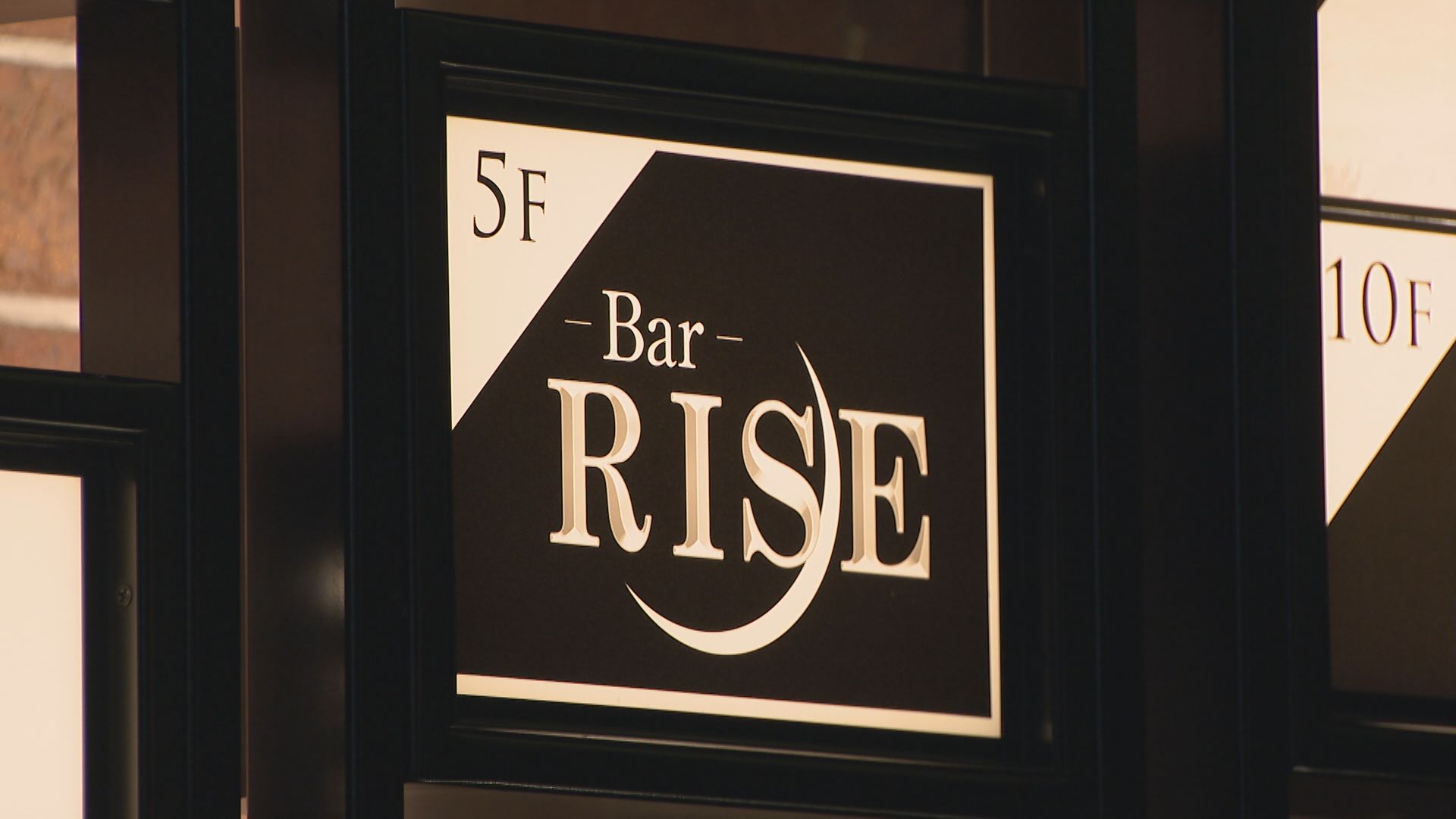 ｢店内の床に人が倒れている｣と通報　歓楽街にある飲食店で男性の遺体を発見　警察が身元の確認を急ぐ　