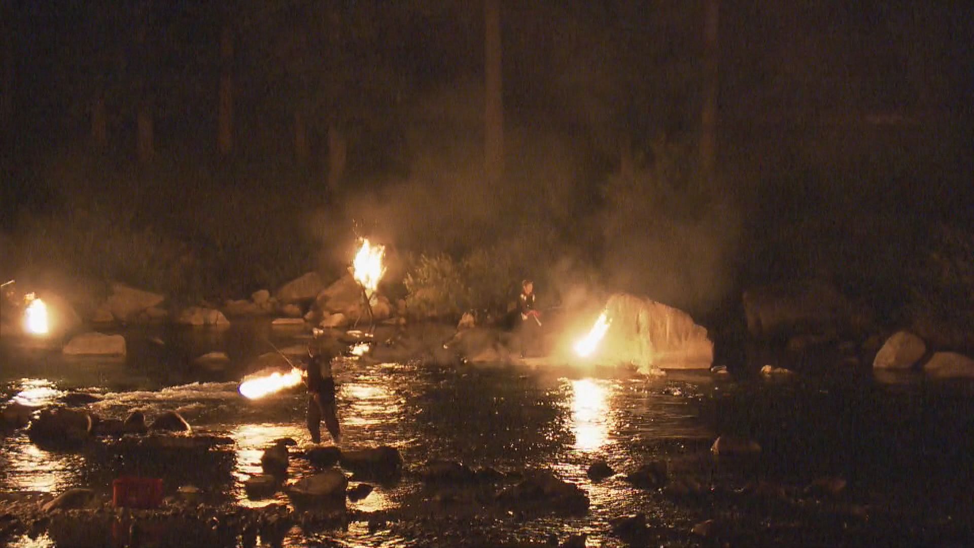 落ちアユ狙い伝統の「火ぶり漁」炎と音でアユを網へ追い込む　岐阜・下呂市の馬瀬川