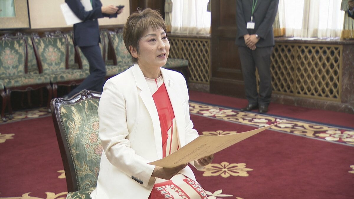 県民王国しっかり築いていく…」初当選の国民民主、庭田氏に当選証書